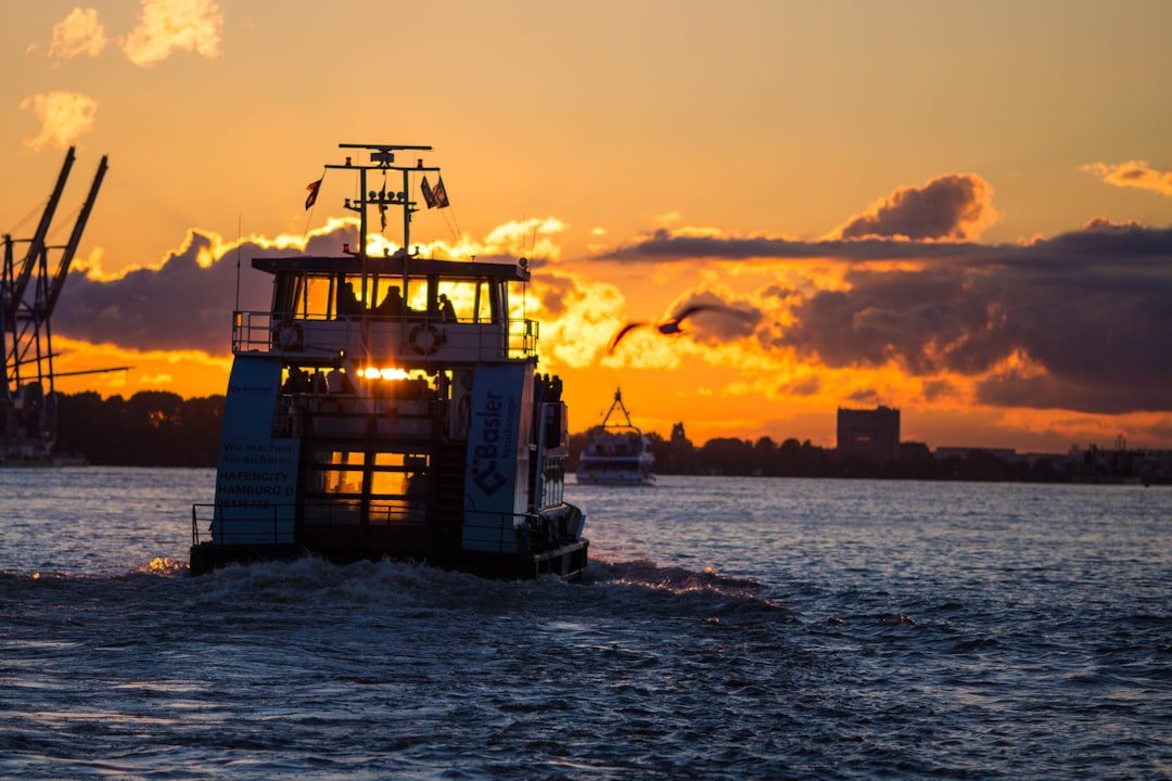Photo Glass-bottom boat